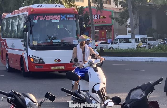  Khách Tây choàng khăn tắm, không đội mũ bảo hiểm, thản nhiên chạy từ phía khách sạn ra bãi tắm. Anh Phúc Hạnh (30 tuổi, tài xế xe công nghệ) cho hay hầu như ngày nào anh cũng bắt gặp du khách không đội mũ bảo hiểm "tung hoành" trên các tuyến đường, nhất là đoạn gần khu phố du lịch An Thượng. 
