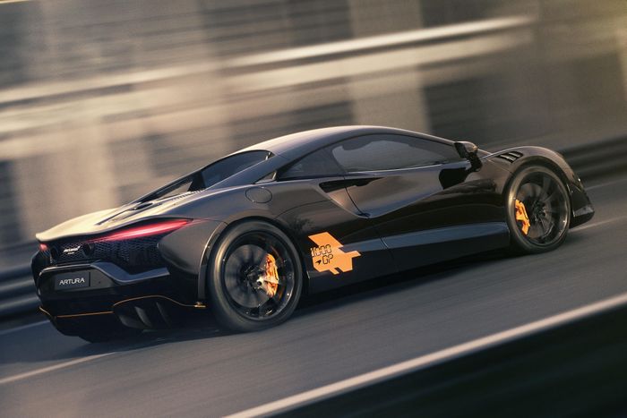  Chỉ có 10 chiếc McLaren Artura 1000GP MSO được sản xuất với mức giá không được tiết lộ. Tại Việt Nam, mẫu xe thể thao hybrid này có giá khởi điểm từ 15,29 tỷ đồng, và 16,66 tỷ đồng với bản mui trần Artura Spider. 
