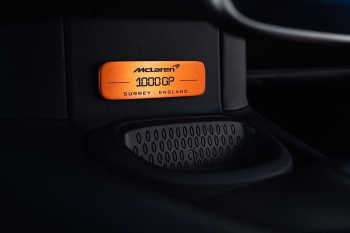  Nội thất của McLaren Artura 1000GP MSO được trang trí với huy hiệu màu cam Papaya Orange được khắc dòng chữ "McLaren 1000GP" và nơi sản xuất "Surrey, England". 