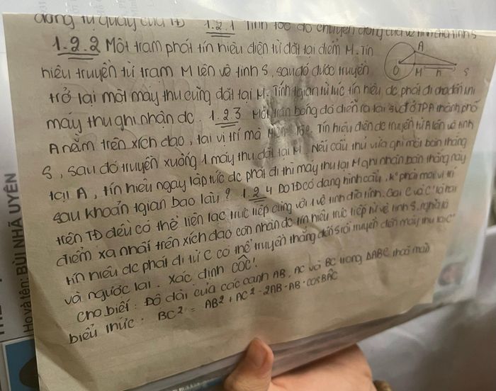  Một thí sinh đã chép lại đề chuyên Vật lý. Lỗi sai của đề nằm ở định lý cosin BC² = AB² + AC² - 2AB × AB × cosA. Ảnh: Thái An. 