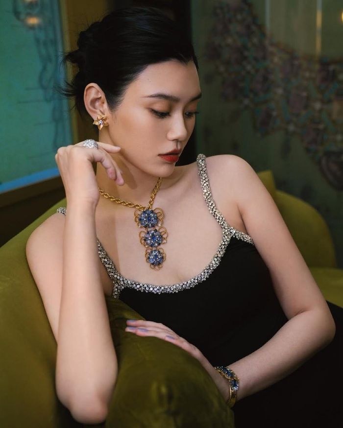  Cuộc hôn nhân với Hà Du Quân góp phần kết nối danh tiếng của cô trong làng thời trang với một trong những đế chế kinh doanh nổi tiếng nhất châu Á. Gia tộc họ Hà xây dựng đế chế trải rộng từ sòng bạc, khách sạn đến bất động sản, đồng thời từng nắm giữ thế độc quyền ngành kinh doanh cờ bạc tại Macau trong gần 40 năm. 