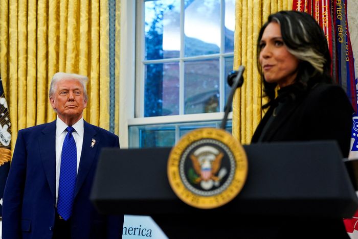  Ông Trump đã chấp nhận đơn từ chức của bà Gabbard và nhanh chóng sắp xếp nhân sự thay thế. Ảnh: Reuters. 