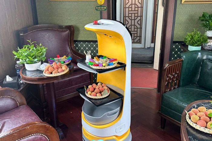  Robot phục vụ KettyBot Pro phục vụ trên đoàn tàu Hoa Phượng Đỏ. 