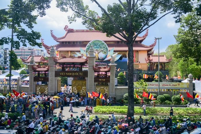  Dòng người đổ về Việt Nam Quốc Tự chiêm bái xá lợi trái tim Bồ tát Thích Quảng Đức ngày 6/5/2025. 