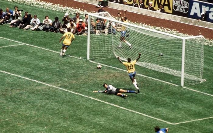 Carlos Alberto dứt điểm thành công từ đường chuyền của Pelé, hoàn tất một trong những bàn thắng đẹp nhất lịch sử World Cup