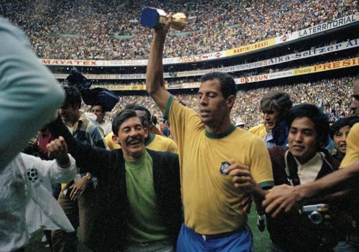 Carlos Alberto nâng cao Cúp Jules Rimet