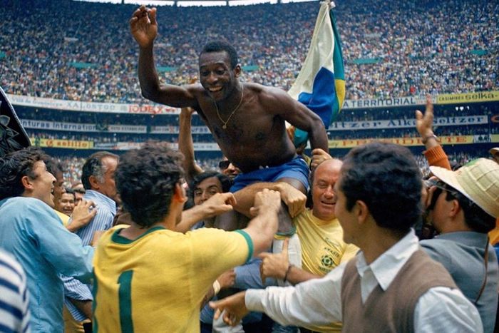 Pelé và đồng đội vỡ òa trong niềm vui sau khi đưa Brazil lần thứ ba lên ngôi vô địch thế giới