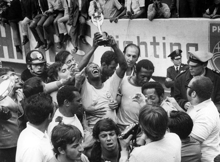 Khoảnh khắc Pelé hòa mình vào biển người ăn mừng chức vô địch