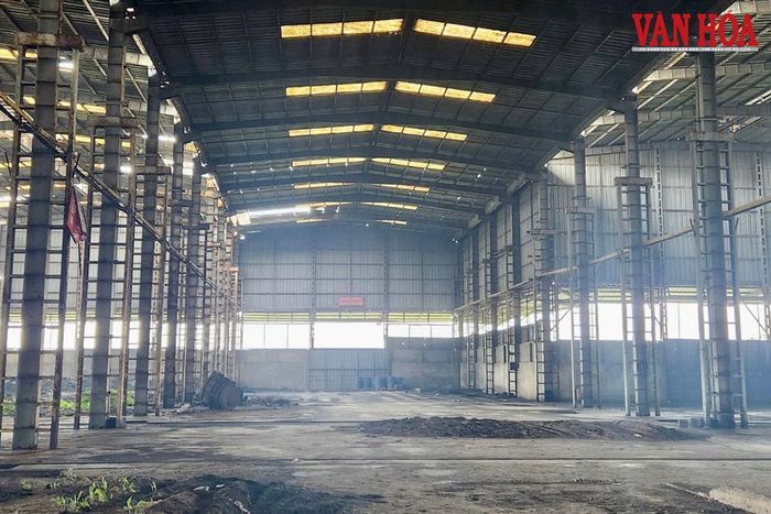 Bên trong nhà máy hoang tàn, đổ nát.