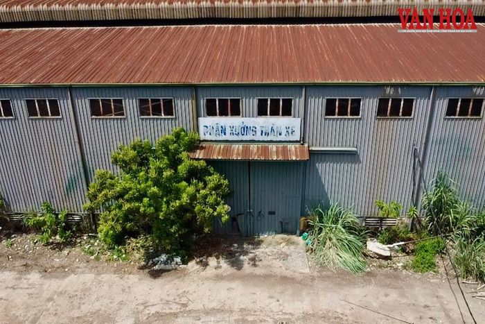 Phân xưởng lắp ráp ô tô nằm bất động thời gian dài.