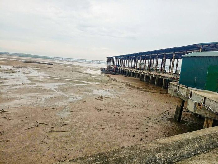Tàu, thuyền khó khăn ra, vào bến do bồi lắng tại Khu neo đậu tránh trú bão Cửa Hội