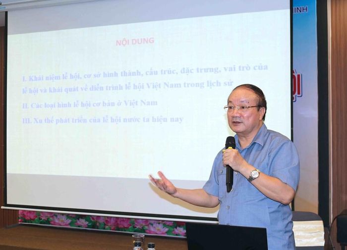 PGS. TS Nguyễn Toàn Thắng, nguyên Viện trưởng Viện Văn hóa và Phát triển, Học viện Chính trị quốc gia Hồ Chí Minh truyền đạt nội dung đầu tiên tại Lớp bồi dưỡng mang tên “Tổng quan về lễ hội Việt Nam”