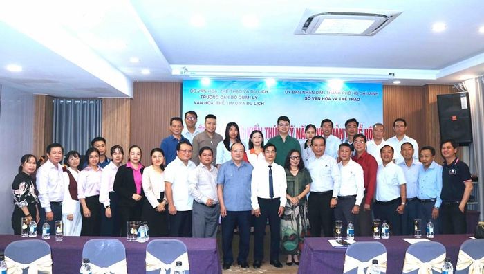 Ban Tổ chức chụp ảnh lưu niệm cùng các đại biểu và học viên