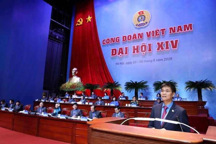 Phó Chủ tịch Tổng Liên đoàn Lao động Việt Nam Ngọ Duy Hiểu trình bày tổng quát Báo cáo của Ban Chấp hành Tổng LĐLĐ Việt Nam khóa XIII trình Đại hội; định hướng nội dung thảo luận