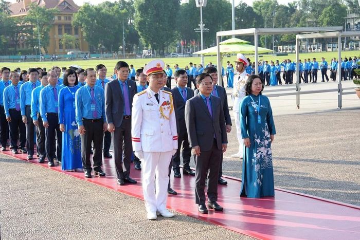 Lãnh đạo và các đại biểu Tổng LĐLĐ Việt Nam vào lăng viếng Chủ tịch Hồ Chí Minh