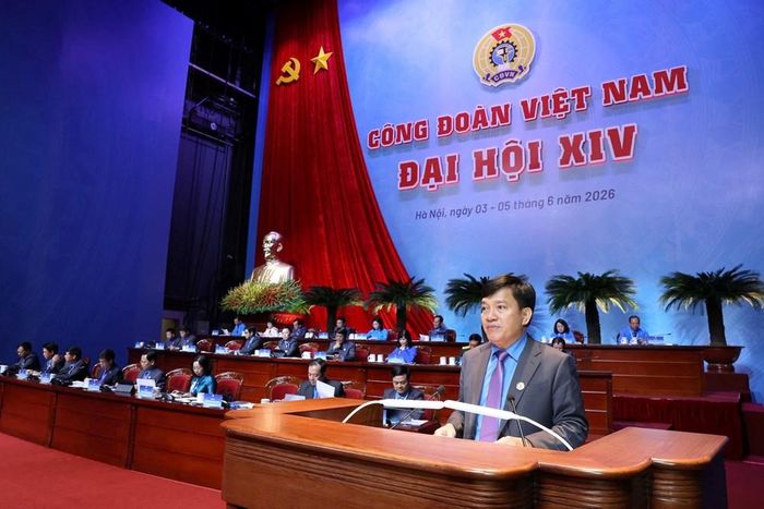 Phó Chủ tịch Tổng LĐLĐ Việt Nam Nguyễn Xuân Hùng trình bày báo cáo tại Đại hội