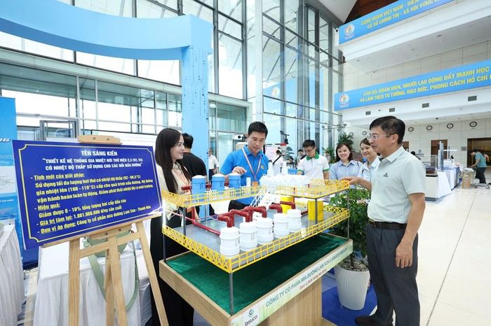 Các đại biểu tham quan khu trưng bày