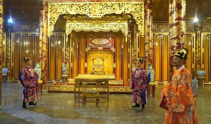 Bảo vật quốc gia Ngai vua triều Nguyễn được trưng bày tại điện Thái Hòa trước thời điểm bị xâm hại. Ảnh: S.Thùy