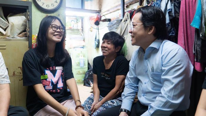 PGS.TS Nguyễn Hữu Huy Nhựt - Hiệu trưởng Đại học Hoa Sen động viên Minh Hiếu tại căn nhà nhỏ đầy ắp sách vở, tài liệu