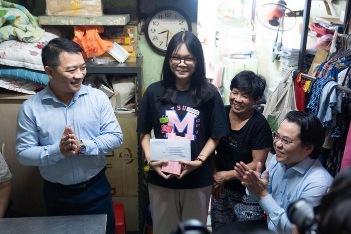 Thầy Nguyễn Trần Khánh Bảo - Hiệu trưởng Trường THPT Marie Curie (bên trái) trao học bổng của trường và học bổng của cá nhân thầy cho Minh Hiếu