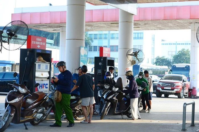 Người dân đi đổ xăng E10