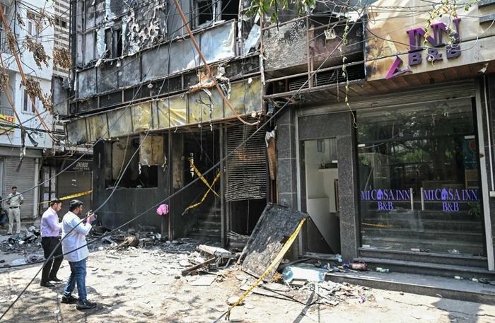 Hiện trường sau vụ cháy nhà nghỉ ở New Delhi. Ảnh: AFP
