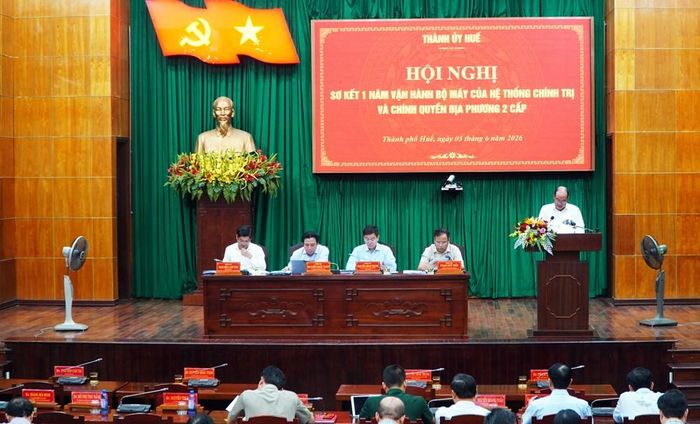 Thường trực Thành ủy Huế chủ trì hội nghị. Ảnh: S.Thùy