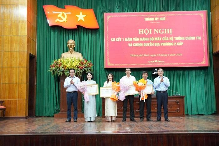 Lãnh đạo TP. Huế tặng Bằng khen cho các tập thể và cá nhân có thành tích xuất sắc trong triển khai sắp xếp đơn vị hành chính các cấp và hoạt động của chính quyền địa phương 2 cấp. Ảnh: T.H