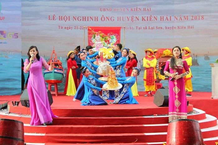 Tiết mục nghệ thuật tại Lễ hội Nghinh Ông ở An Giang