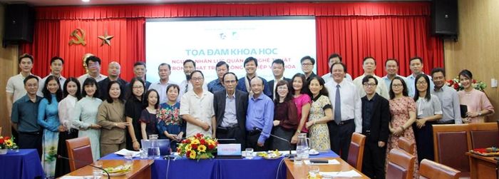 Đại biểu chụp ảnh lưu niệm