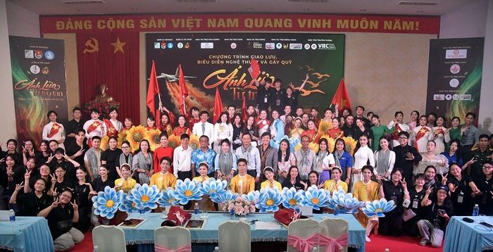 Chương trình giao lưu, biểu diễn nghệ thuật và gây quỹ “Ánh lửa từ tro tàn” do sinh viên Khoa Quản lý Văn hóa, Nghệ thuật - Trường Đại học Văn hóa TP.HCM thực hiện tại xã An Biên, tỉnh An Giang tháng 5.2026