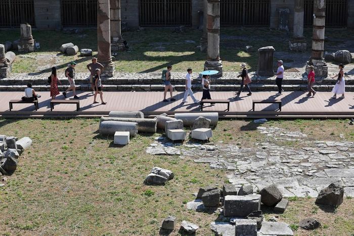 Người dân di chuyển dưới thời tiết nắng nóng tại Rome, Italy ngày 26/5/2026. Ảnh: THX/TTXVN