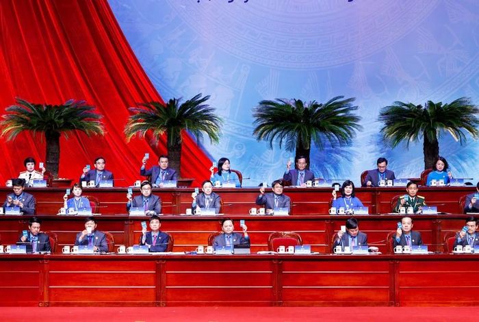 Các đại biểu biểu quyết tại đại hội. Ảnh: Tuấn Anh - TTXVN