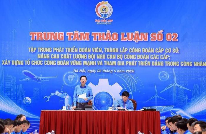 Các đại biểu thảo luận tại Trung tâm thảo luận số 2 về tập trung phá triển đoàn viên, thành cập Công đoàn cơ sở; nâng cao chất lượng đội ngũ cán bộ Công đoàn các cấp; xây dựng tổ chức Công đoàn vững mạnh và tham gia phát triển Đảng trong công nhân. Ảnh: Tuấn Anh - TTXVN