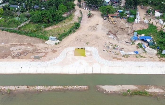 Khu vực sát bờ sông Hồng cũng đang thi công hạng mục cống thoát nước thuộc dự án xây dựng trạm bơm Phú Thượng nhằm tiêu thoát nước cho Khu đô thị Ciputra, Sunshine