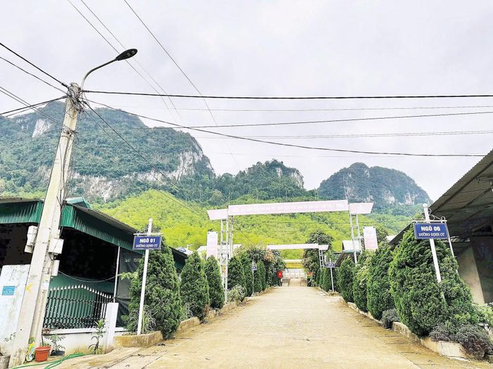 Khung cảnh bình yên ở bản tái định cư Sa Ná. (Ảnh: PHONG ĐIỆP)