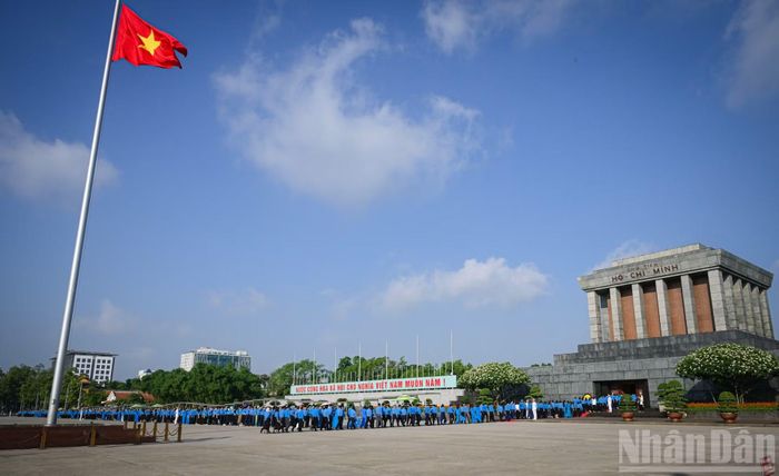 Các đại biểu tham dự Đại hội vào Lăng viếng Chủ tịch Hồ Chí Minh.