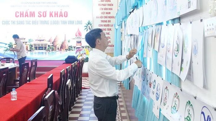 Thành viên Ban giám khảo biểu trưng Vĩnh Long.