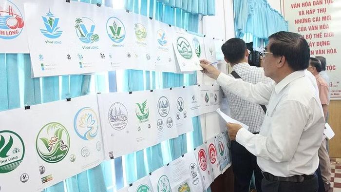 Thành viên Ban giám khảo biểu trưng Vĩnh Long.
