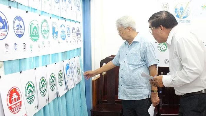 Thành viên Ban giám khảo biểu trưng Vĩnh Long.