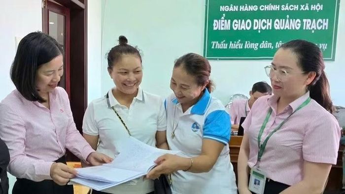 Cán bộ ngân hàng tận tình giúp dân vay vốn thuận lợi, sử dụng vốn vay hiệu quả.