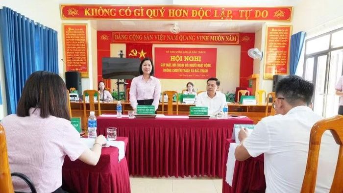 Giám đốc Trần Đức Xuân Hương gặp mặt đối thoại với người hoạt động tín dụng chính sách không chuyên tại địa bàn dân cư.