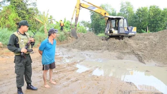 Công an thành phố Đồng Nai triệt phá một tụ điểm khai thác cát trái phép.