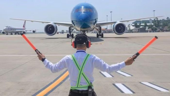 Công việc đòi hỏi sự tập trung cao độ, khả năng quan sát liên tục và tuân thủ nghiêm ngặt các quy trình, quy định chuyên ngành trong điều kiện nhiệt độ mặt sân có thể cao hơn đáng kể so với nhiệt độ không khí.