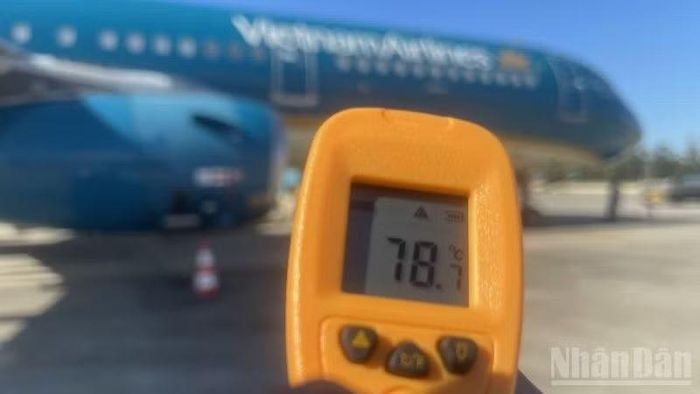 Trong thời gian gần đây, nhiệt độ bề mặt bê-tông tại khu vực sân đỗ tàu bay Cảng Hàng không quốc tế Nội Bài có lúc được ghi nhận chạm mốc kỷ lục.