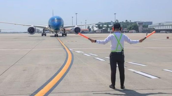 Hằng ngày, lực lượng này thực hiện nhiệm vụ hướng dẫn tàu bay vào vị trí đỗ, góp phần bảo đảm an toàn cho hoạt động khai thác trên sân đỗ.