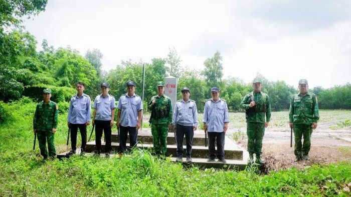 Bộ đội biên phòng và lực lượng bảo vệ Công ty cao-su Tân Biên tuần tra bảo vệ cột mốc biên giới Việt Nam-Campuchia. (Ảnh: ĐÀO PHONG)
