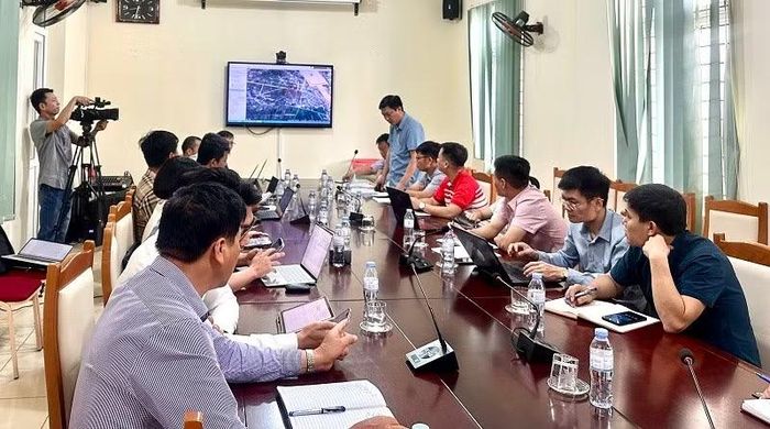 Ông Chu Văn Bách, Chủ tịch Ủy ban nhân dân xã Thanh Nưa giới thiệu khu đất được xã quy hoạch thực hiện dự án nhà ở xã hội.