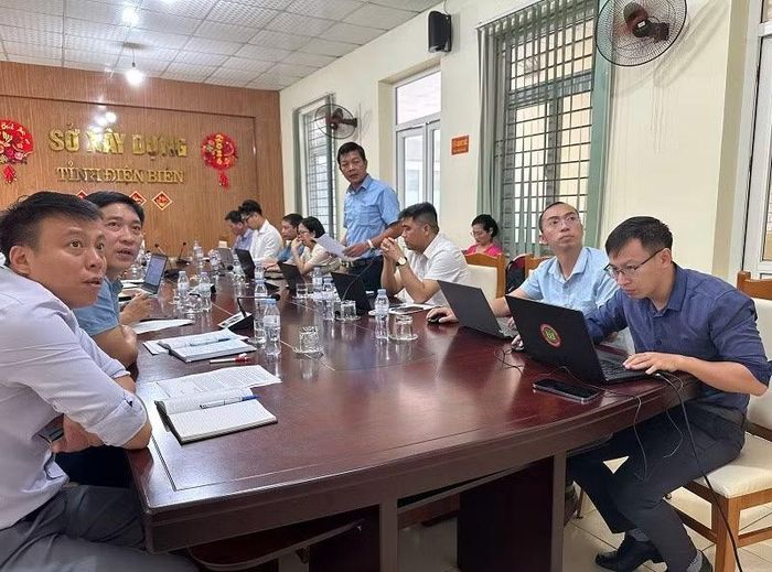Đại diện lãnh đạo xã Sam Mứn thông tin địa điểm quỹ đất xã Sam Mứn đang kêu gọi đầu tư nhà ở xã hội.