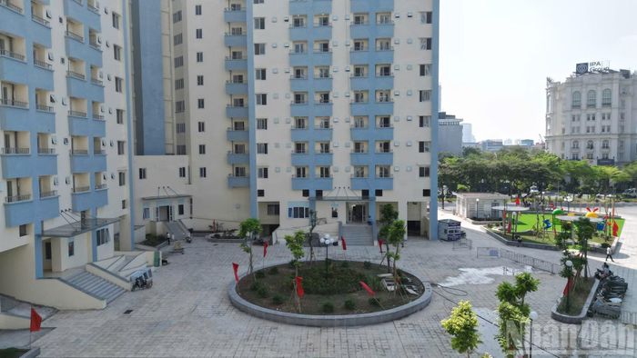 Trước thời điểm công trình được bàn giao cho phường Cầu Giấy quản lý từ ngày 1/7/2025, dự án mới hoàn thành 8/44 hạng mục theo kế hoạch. Sau khi tiếp nhận, phường đã chủ động phối hợp với các sở, ngành liên quan tập trung tháo gỡ những khó khăn, vướng mắc còn tồn tại, triển khai các giải pháp đồng bộ nhằm thúc đẩy tiến độ thi công, sớm hoàn thiện công trình.